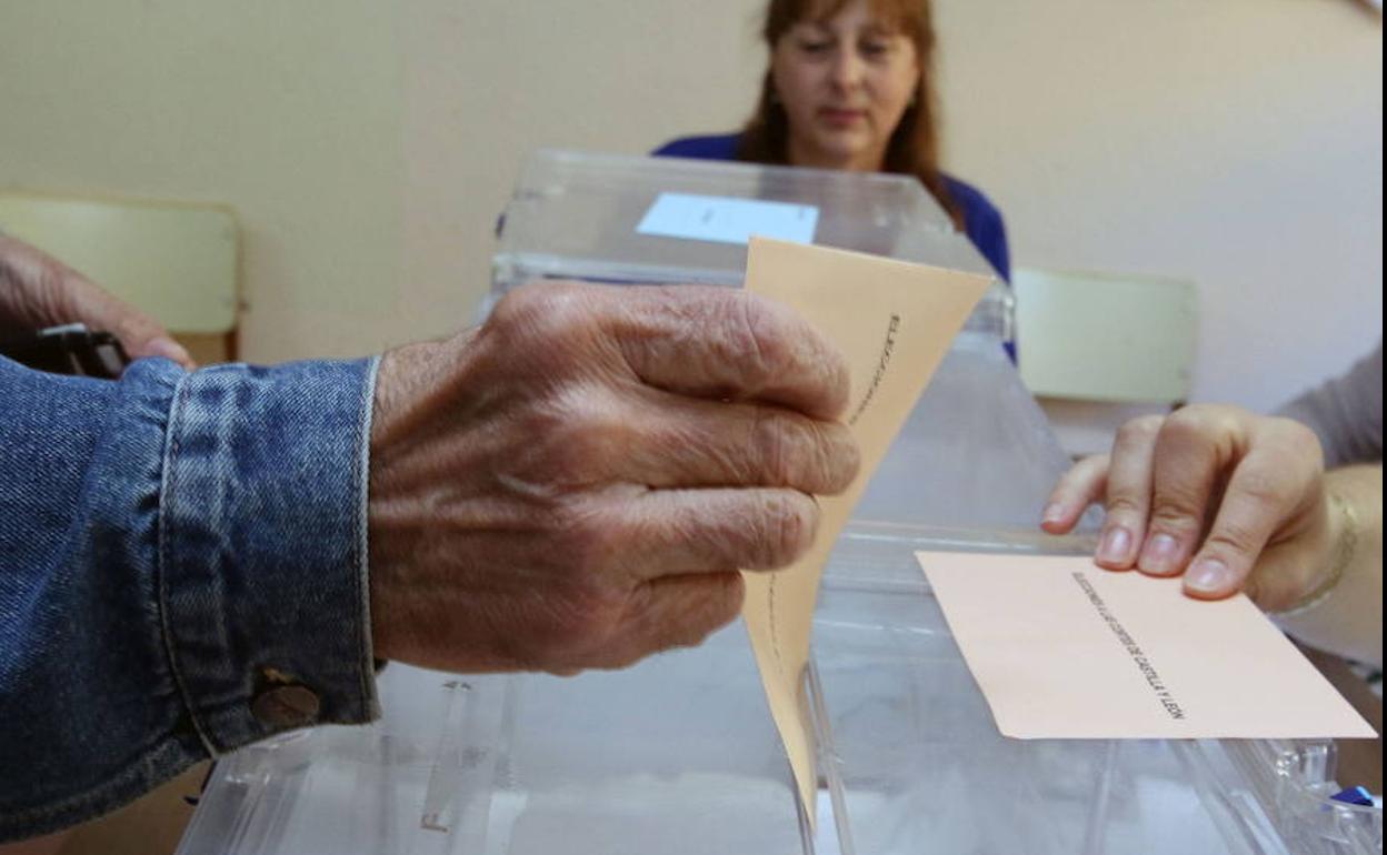 Un hombre deposita la papeleta en una urna durante la jornada electoral del 26 de mayo. 