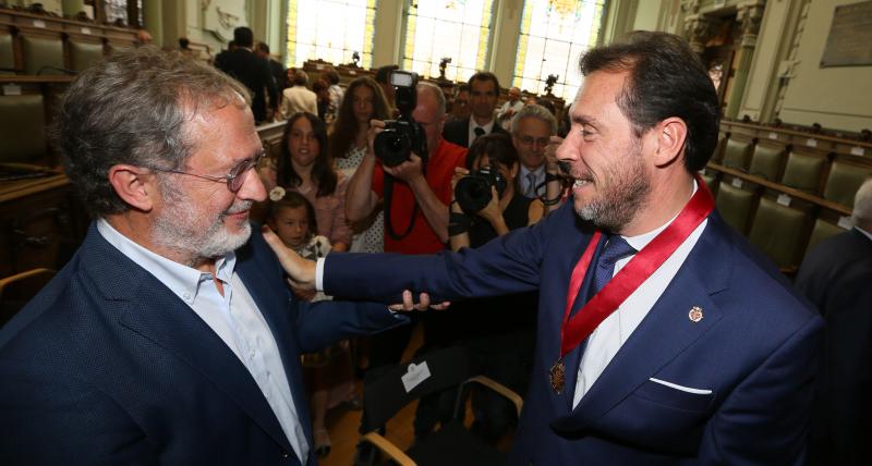 El alcalde de Valladolid, Óscar Puente, ha sido investido este sábado por segundo mandato consecutivo en un Pleno de constitución de la Corporación del Ayuntamiento vallisoletano, gracias a los once votos de los concejales del Grupo Socialista y a los tres de Toma la Palabra, con lo que ha obtenido la mayoría absoluta necesaria para ser proclamado alcalde en la primera votación