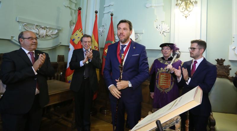 El alcalde de Valladolid, Óscar Puente, ha sido investido este sábado por segundo mandato consecutivo en un Pleno de constitución de la Corporación del Ayuntamiento vallisoletano, gracias a los once votos de los concejales del Grupo Socialista y a los tres de Toma la Palabra, con lo que ha obtenido la mayoría absoluta necesaria para ser proclamado alcalde en la primera votación