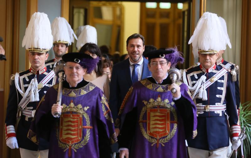 El alcalde de Valladolid, Óscar Puente, ha sido investido este sábado por segundo mandato consecutivo en un Pleno de constitución de la Corporación del Ayuntamiento vallisoletano, gracias a los once votos de los concejales del Grupo Socialista y a los tres de Toma la Palabra, con lo que ha obtenido la mayoría absoluta necesaria para ser proclamado alcalde en la primera votación