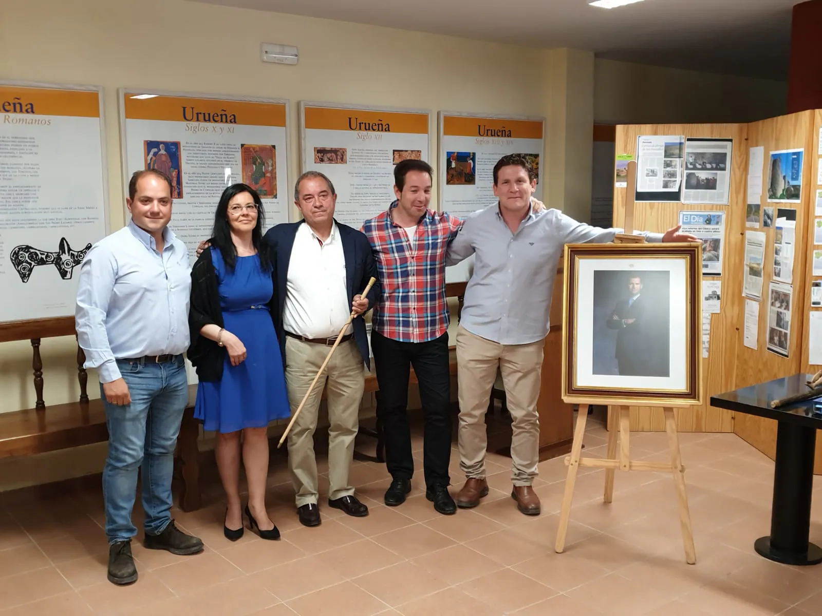 Francisco Rodríguez, del PP, reelegido alcalde de Urueña, posa con el resto de la corporación municipal.