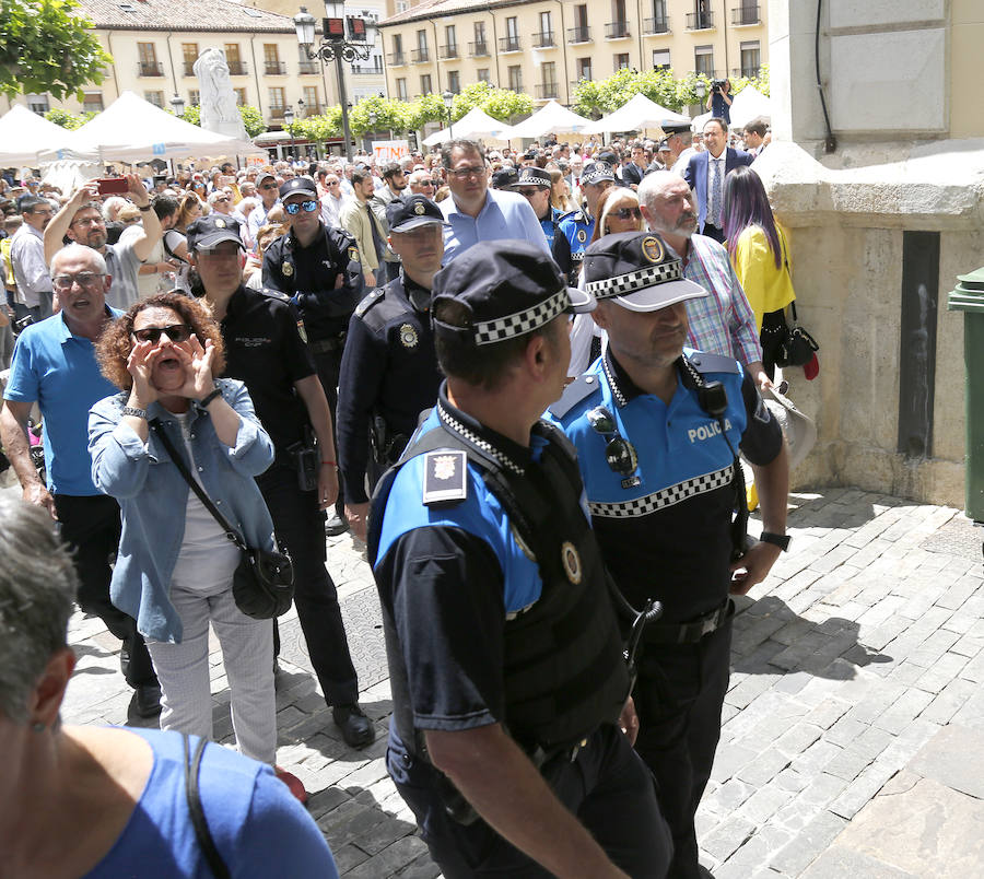 Fotos: Protesta en Palencia ante el acuerdo de PP, Cs y Vox que otorga la Alcaldía a Mario Simón