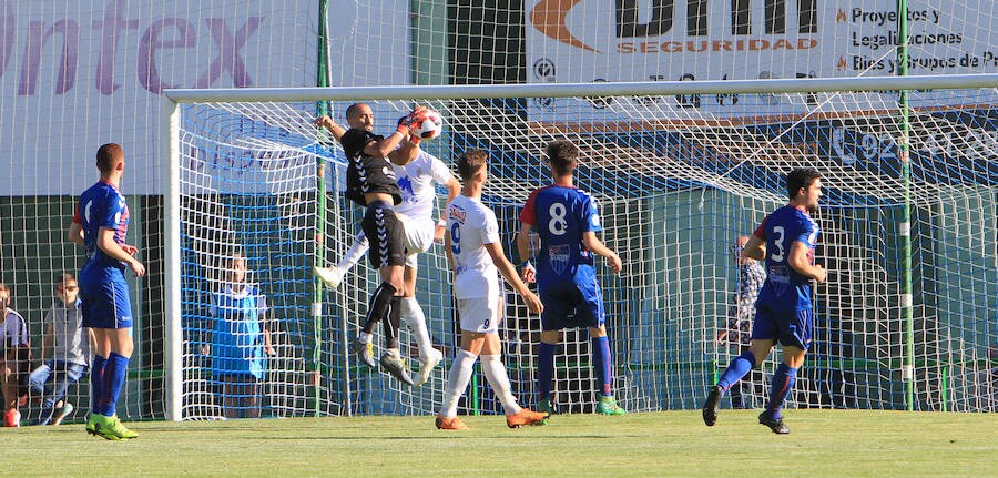 Fotos: La Segoviana pierde sus opciones de ascenso con la derrota ante el Villarrobledo.