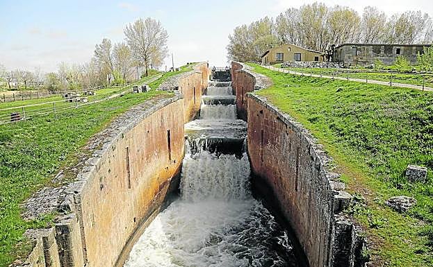 La solución de ingeniería situada en Frómista salva el desnivel más alto que superan las aguas del Canal de Castilla.