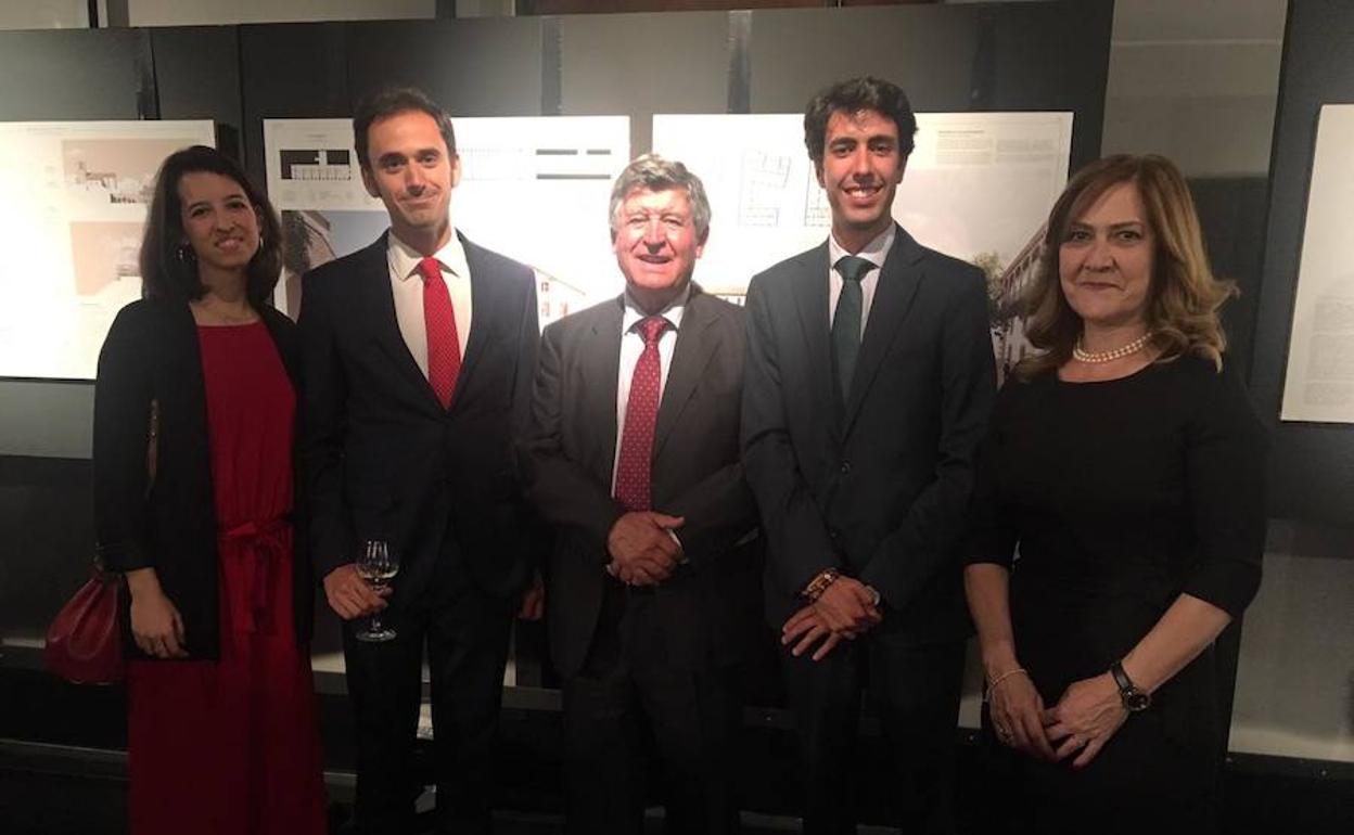 El alcalde y concejales del Ayuntamiento acudieron a la entrega de los premios. 