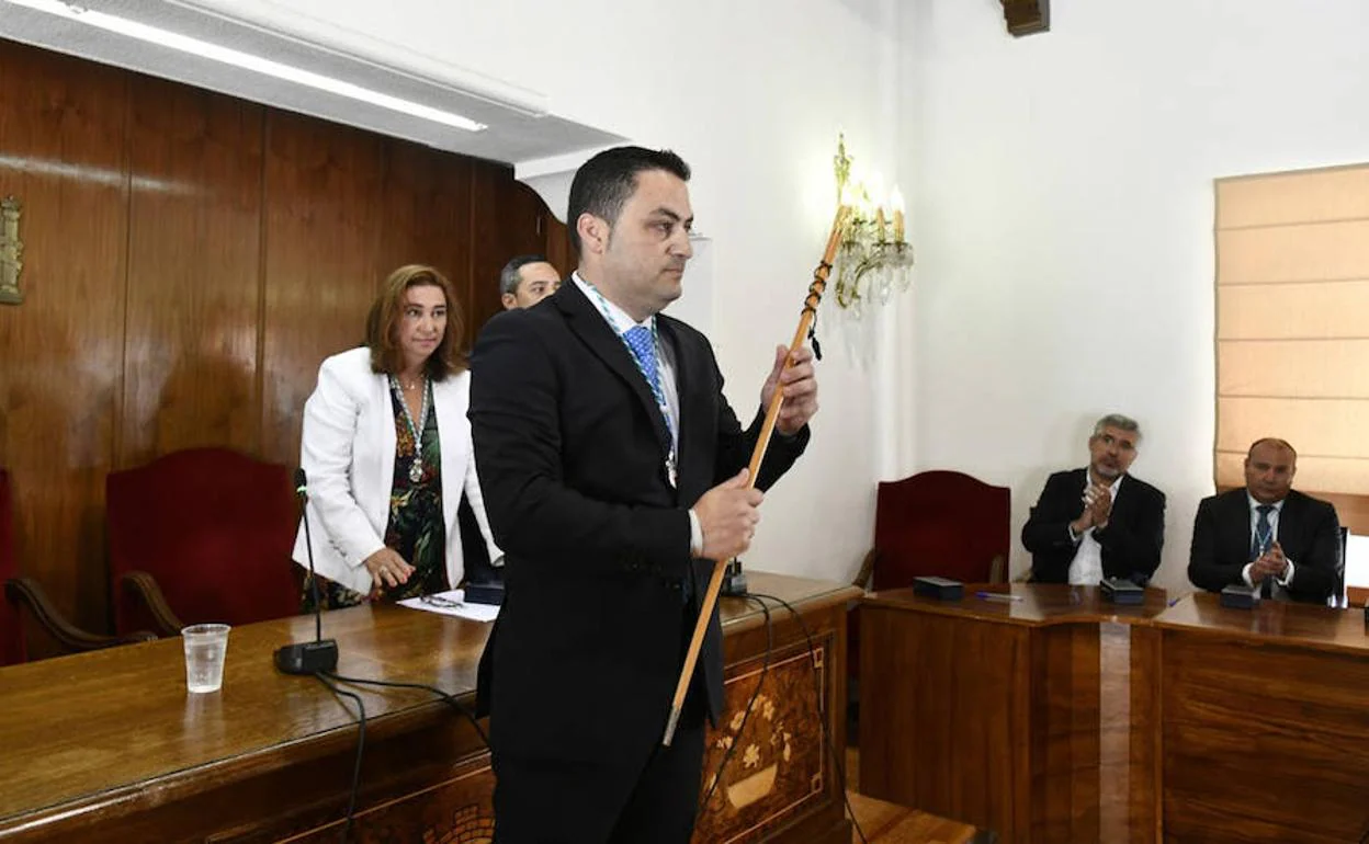 Javier Figueredo empuña el bastón de mando, este sábado, en el Ayuntamiento de El Espinar. 