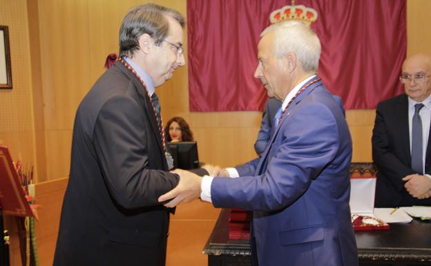 Román Rodríguez entrega medalla de concejal a Juan José Tomás Biosca. 