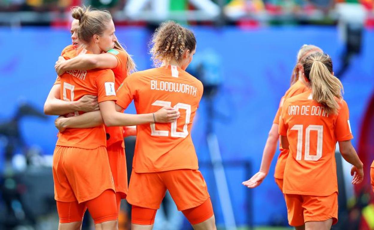 Vivianne Miedema (i) celebra el primer gol del partido.