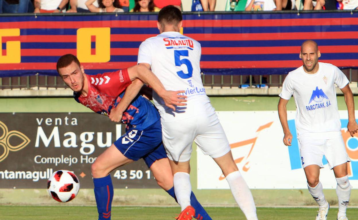 Agus Alonso trata de superar la marca del visitante Dani Cabezuelo.