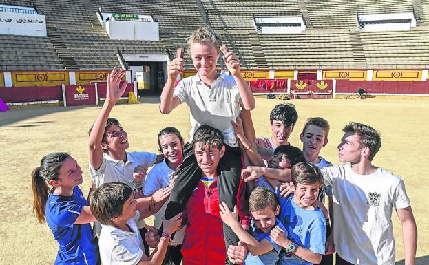 Imagen principal - El chaval a hombros de sus compañeros. Abajo, con Pedro Ledesma y en un entrenamiento.