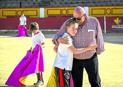 Imagen secundaria 1 - El chaval a hombros de sus compañeros. Abajo, con Pedro Ledesma y en un entrenamiento.