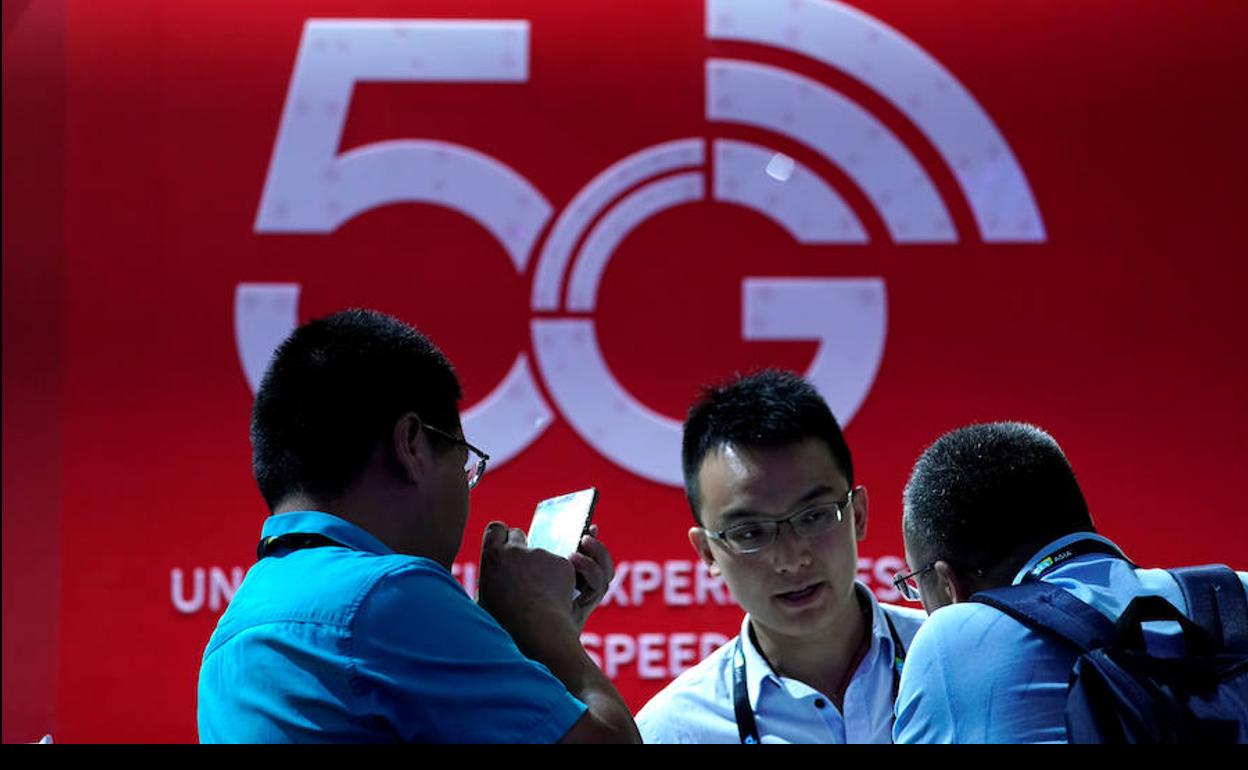 Consumidores en la feria de electrónica CES-Asia 2019, celebrada esta semana en Shanghai. 