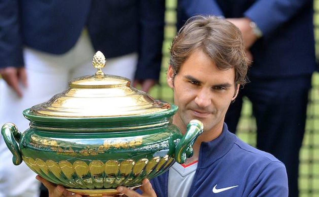 Roger Federer, con el trofeo de Halle.