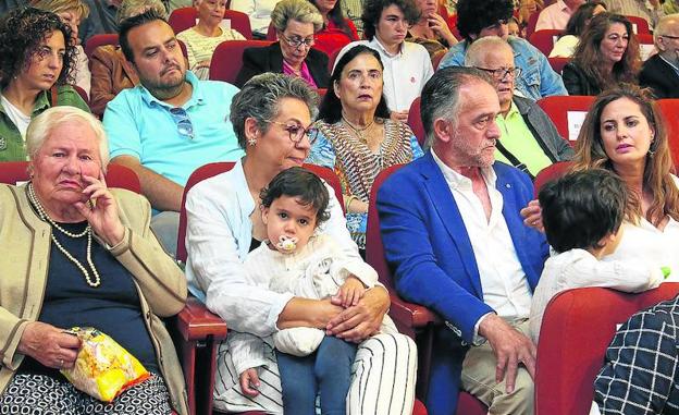 El primer plano, la abuela, los padres, los hijos y la mujer de Samuel Alonso en el acto de este sábado. 