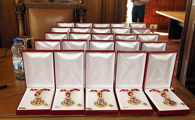 Medallas e insignias que entrega el Ayuntamiento a los concejales.