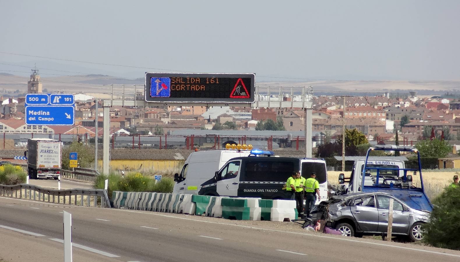 El vehículo, un Renault Koleos, se salió de la calzada, saltó el quitamiedos y acabó volcando sobre la medina de la autovía | Los cuatro ocupantes del vehículo han resultado heridos graves