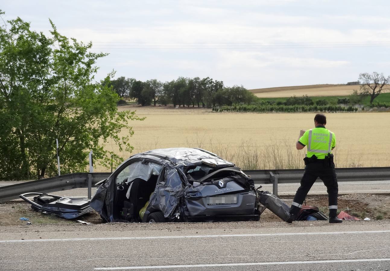 El vehículo, un Renault Koleos, se salió de la calzada, saltó el quitamiedos y acabó volcando sobre la medina de la autovía | Los cuatro ocupantes del vehículo han resultado heridos graves