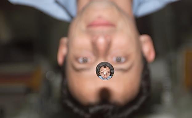 Pedro Duque, visto a través de una gota de agua duante la misión Cervantes al espacio