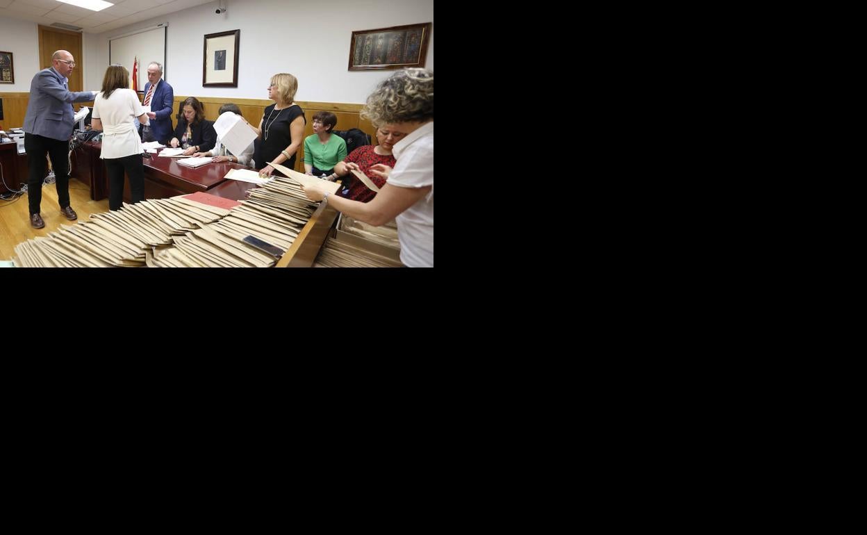 Recuento de actas vivido en la Junta Electoral de León. 