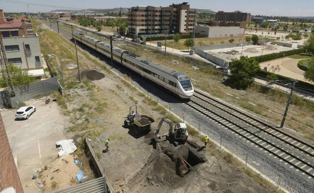 Un tren, por las vías, a la altura del cruce entre Andrómeda y la plaza de Gómez del Barco, donde se construirá el túnel de vehículos. 