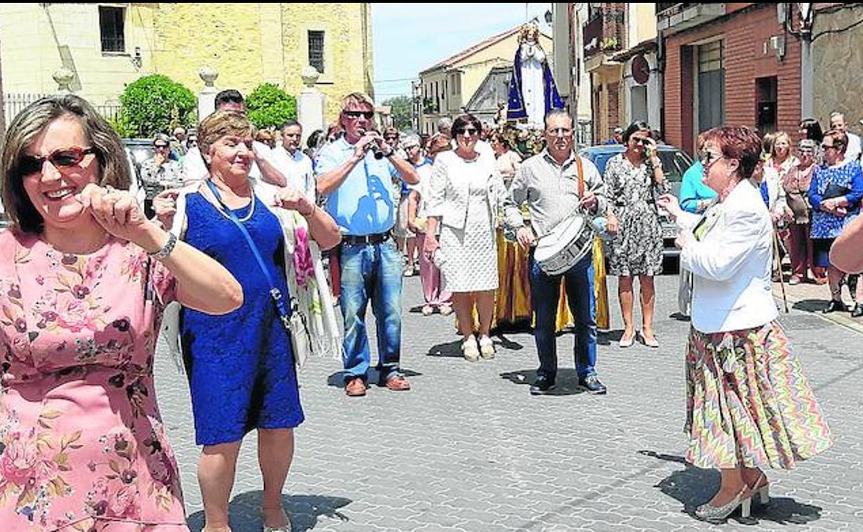 Un momento de la procesión, por las calles de Cantimpalos. 