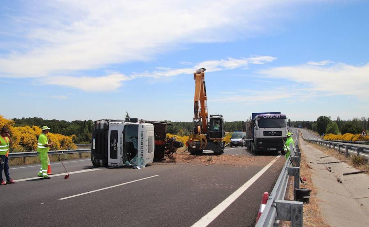 Trabajos para recoger la carga y retirar el camión volcado en la A-601.