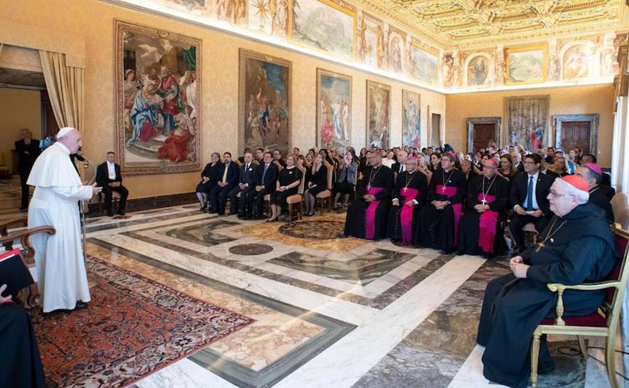 Imagen cedida por prensa del Vaticano que muestra al papa Francisco (izda) recibiendo a peregrinos de Panamá en la sala Concistoro del Vaticano.
