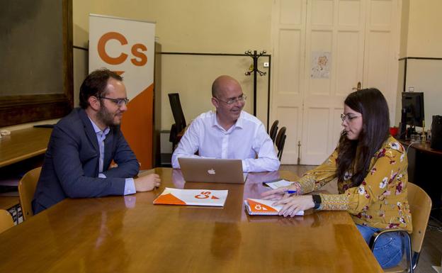 Los tres ediles de Ciudadanos tomaron contacto con su nuevo despacho y el Ayuntamiento. 