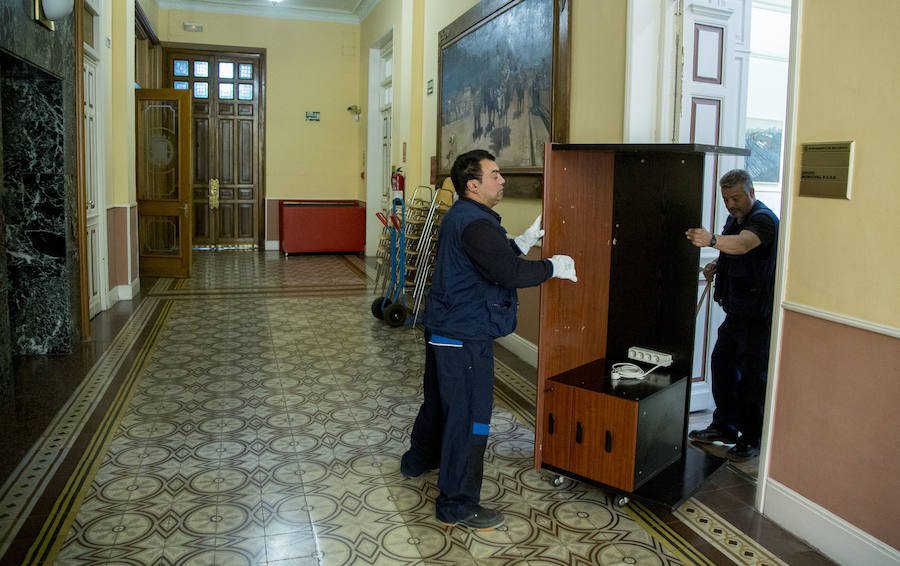 Dos operarios sacan un mueble de uno de los despachos del Ayuntamiento. 