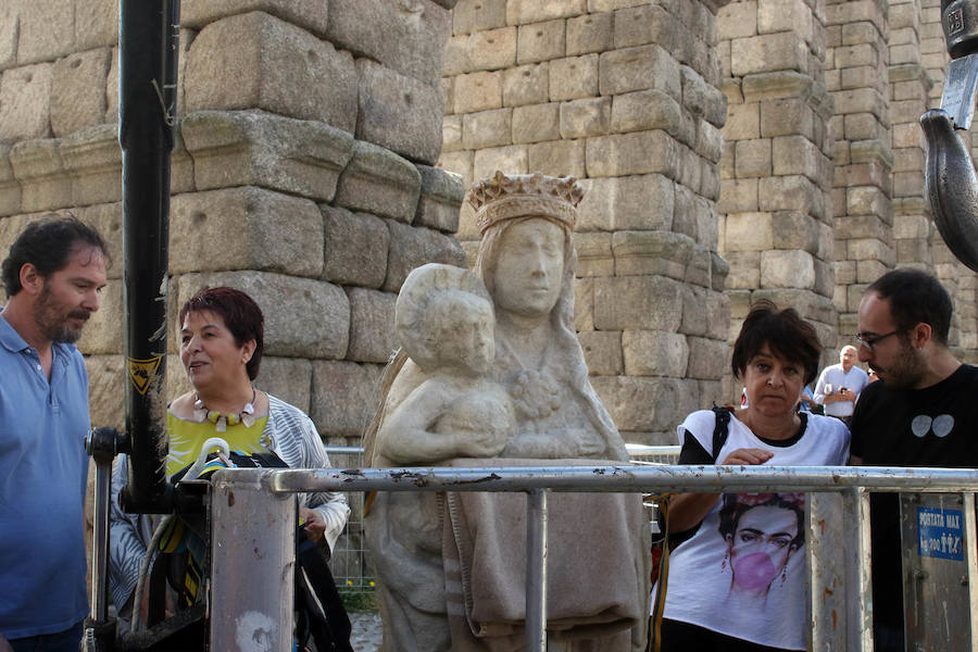 Fotos: La réplica de la Virgen ya está en el Acueducto