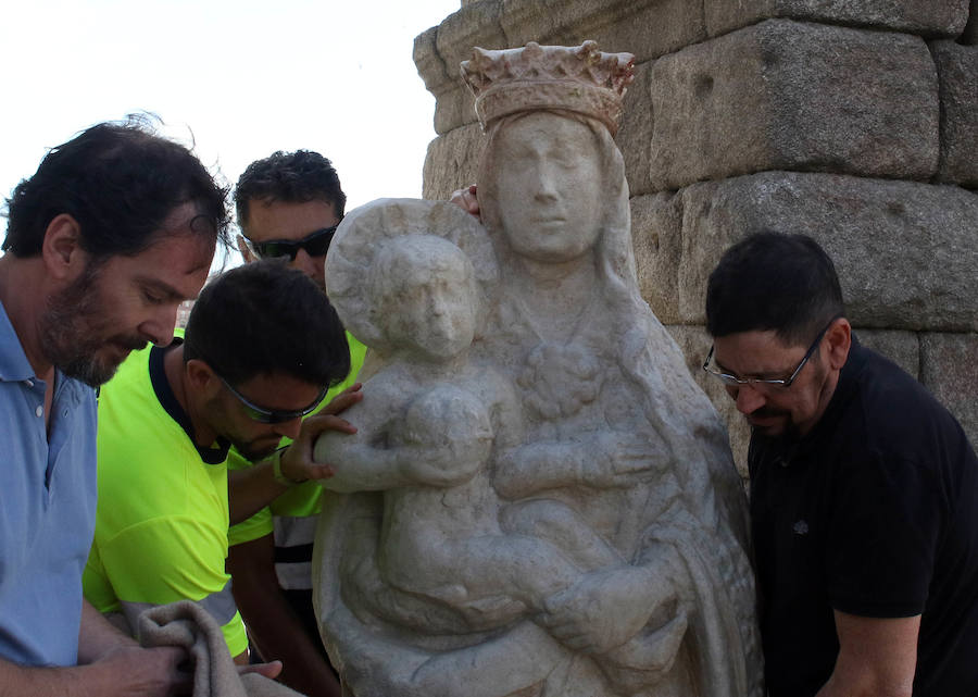 Fotos: La réplica de la Virgen ya está en el Acueducto