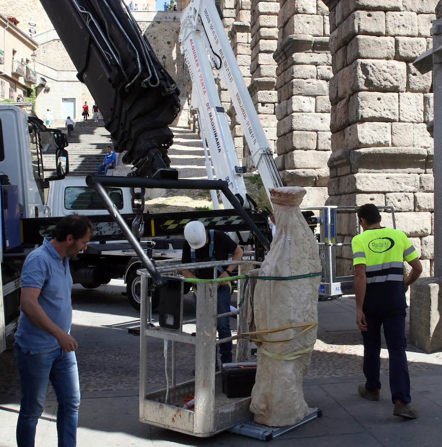 Fotos: La réplica de la Virgen ya está en el Acueducto