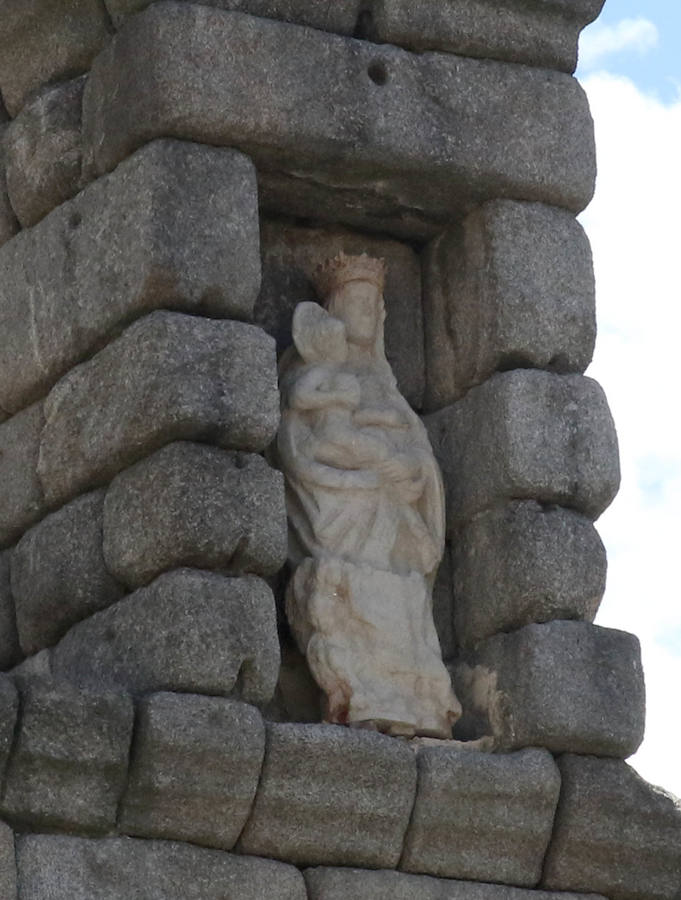 Fotos: La réplica de la Virgen ya está en el Acueducto