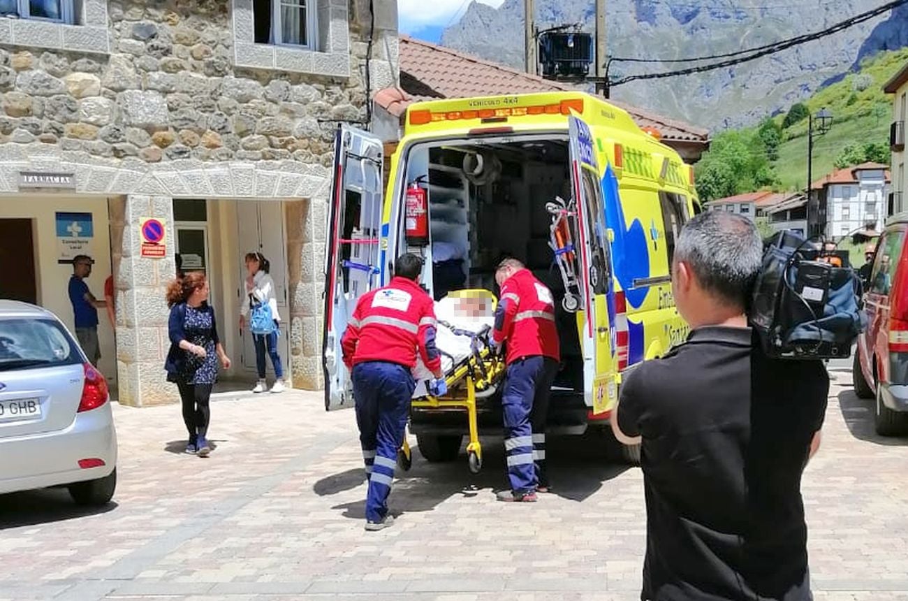 Una ambulancia traslada al menor perdido durante 30 horas al centro de salud tras una evacuación previa en helicóptero
