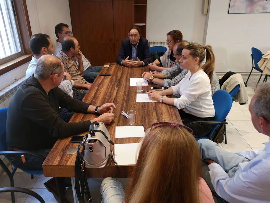 Reunión entre representantes de Ciudadanos y del PP, tres días antes de la constitución del Ayuntamiento. 