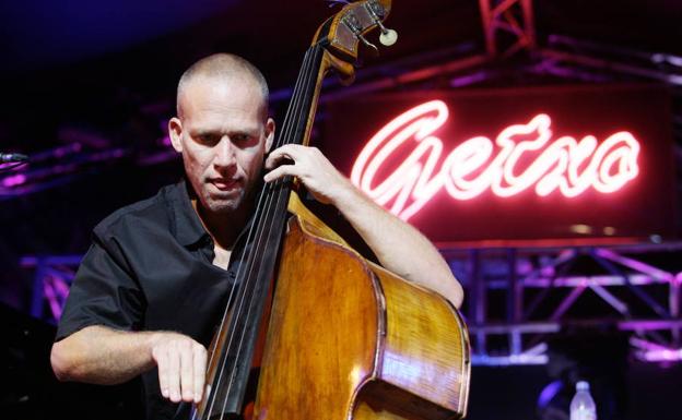 Avishai Cohem, contrabajista isarelí, en un concierto en el festival de Getxo. 