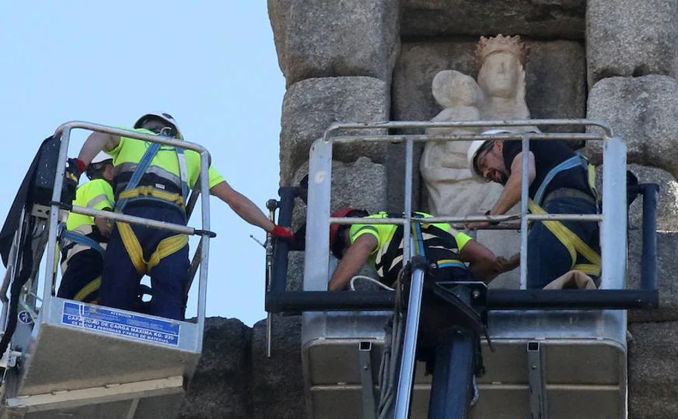 Los técnicos fijan la imagen de la Virgen en la hornacina del Acueducto. 