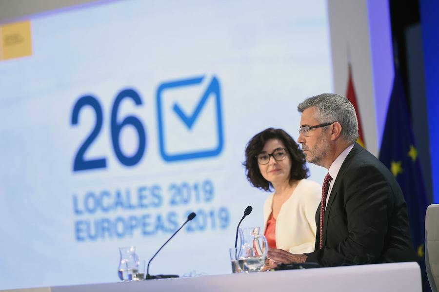 La subsecretaria del Ministerio del Interior, Isabel Goicoechea, y el secretario de Estado de Comunicación, Miguel Ángel Oliver, en la rueda de prensa del día de las elecciones. 