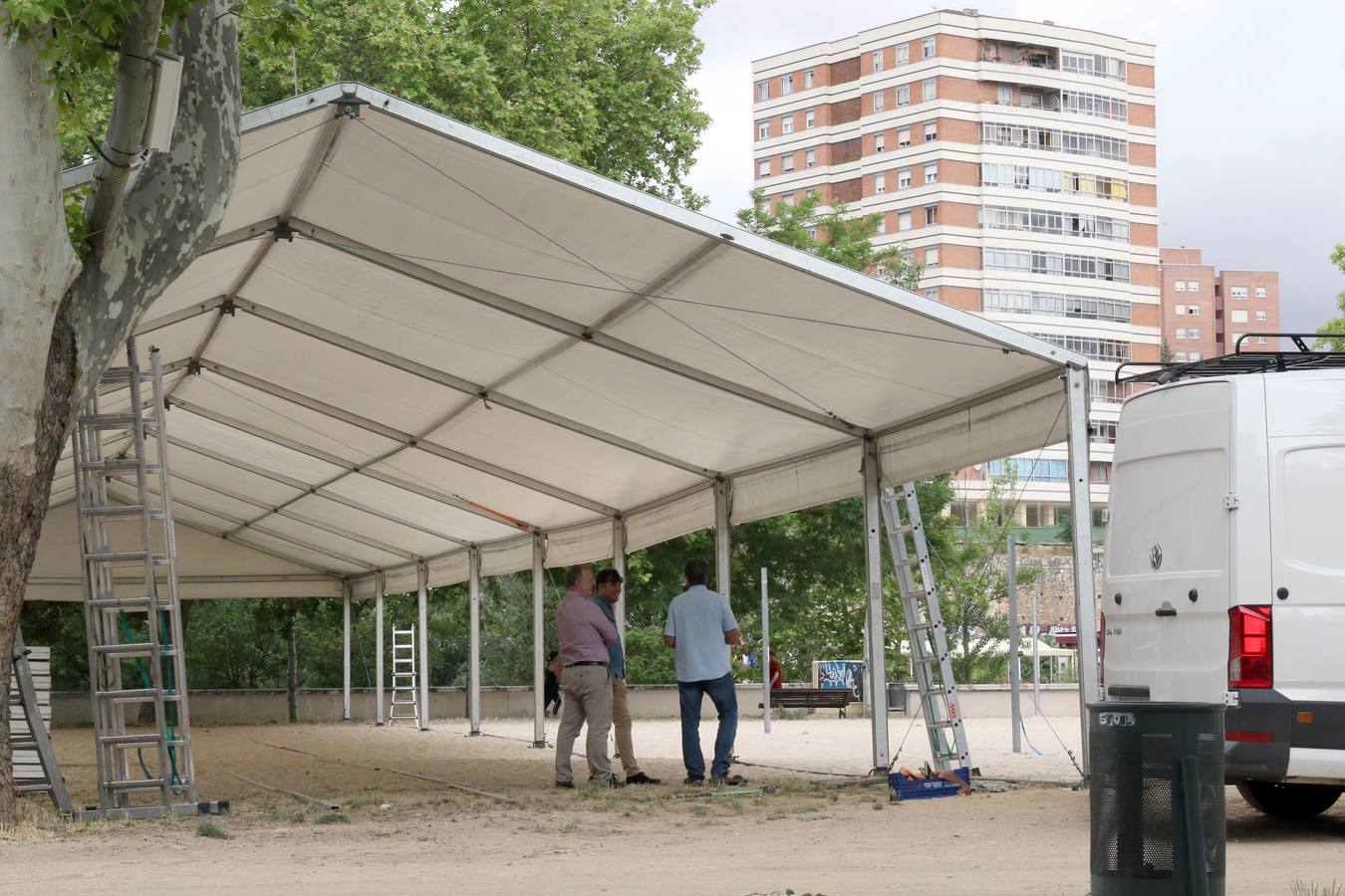 Fotos: La playa de Las Moreras se pone a punto para el verano