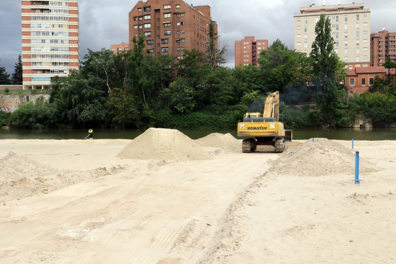 Fotos: La playa de Las Moreras se pone a punto para el verano