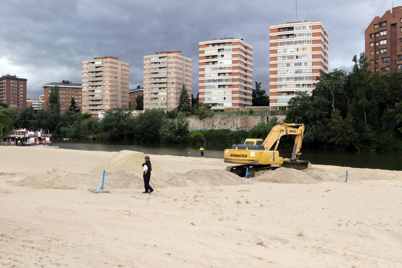 Fotos: La playa de Las Moreras se pone a punto para el verano