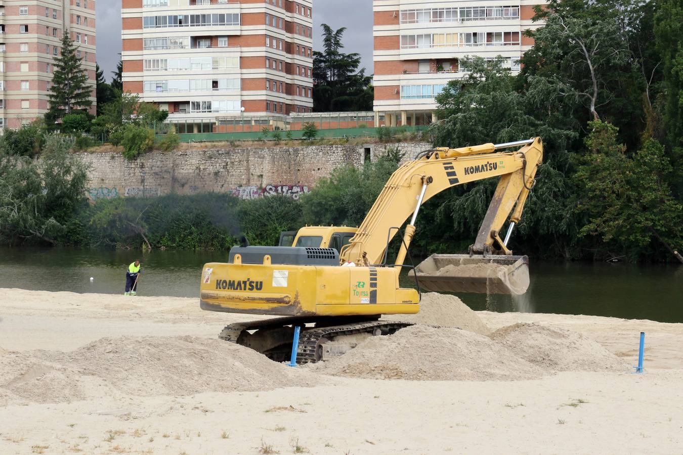 Fotos: La playa de Las Moreras se pone a punto para el verano