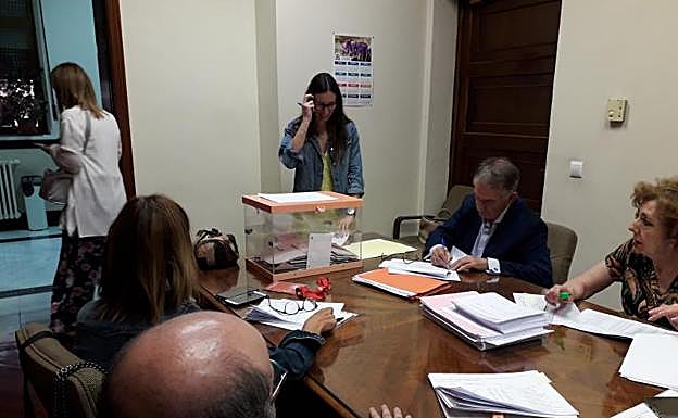Mesa que supervisó el voto en las elecciones de los trabajadores de Justicia. 
