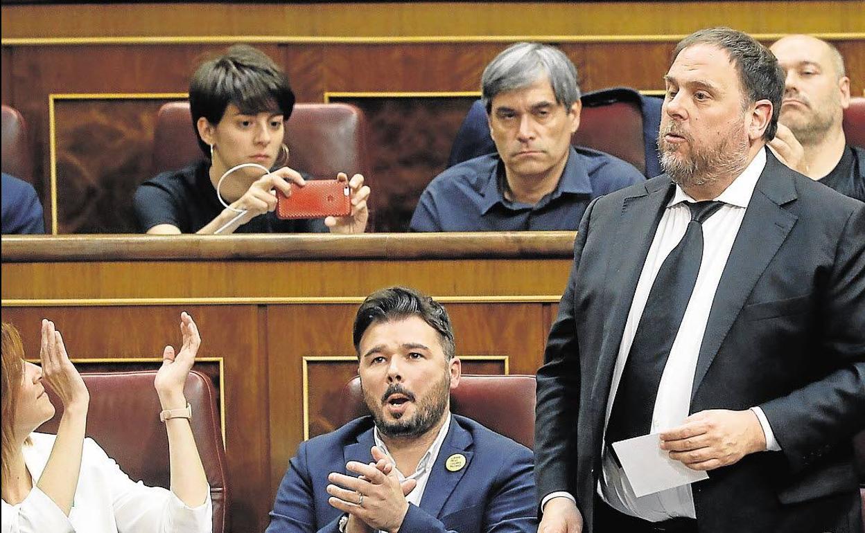 Oriol Junqueras, que se encuentra en prisión provisional, jura o promete su cargo durante la sesión constitutiva de las nuevas Cortes Generales de la XIII Legislativa en el Congreso de los Diputados.