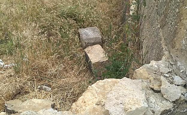 Piedras caídas tras el choque. 