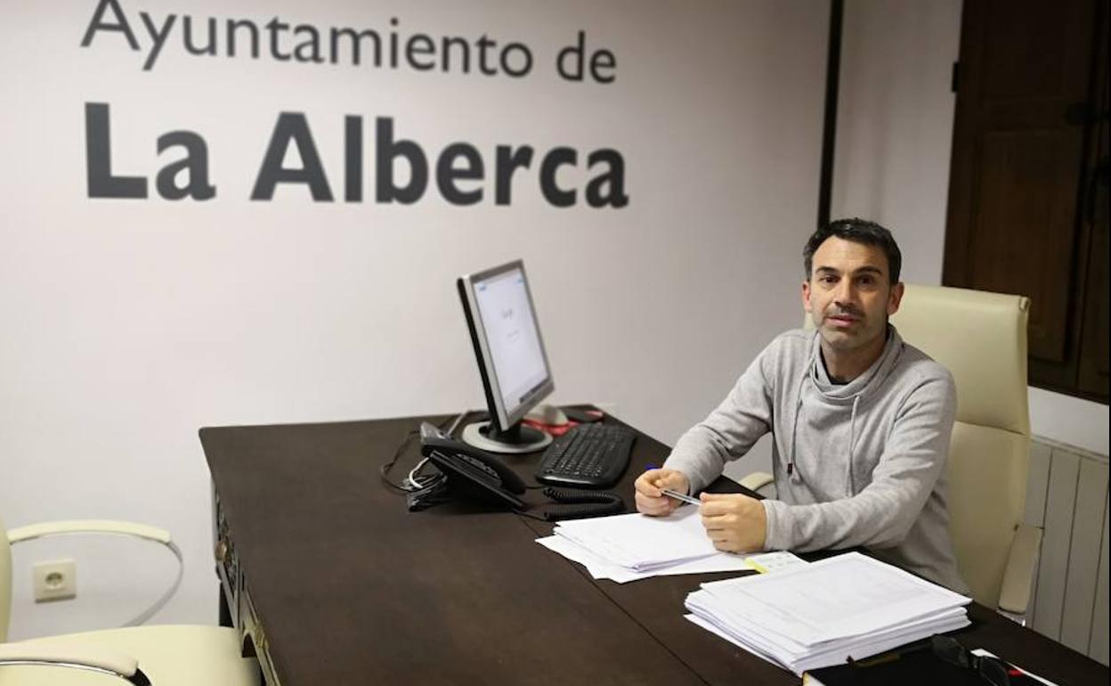 El alcalde de La Alberca, Miguel Ángel Luengo, en su despacho del Ayuntamiento. 