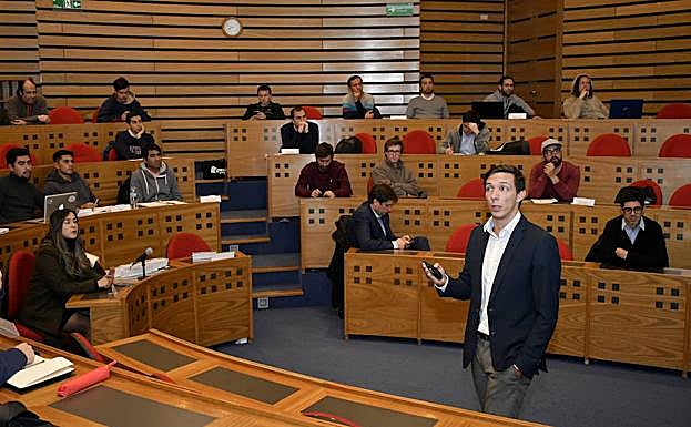 Presentación del proyecto de internacionalización de LaLiga a los alumnos de la diplomatura de Gestión y Especialización en fútbol de la Universidad de los Andes. 