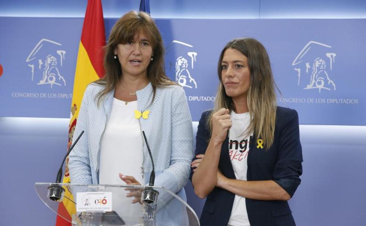 La portavoz portavoz de Junts Per Catalunya en el Congreso, Laura Borràs (i), y la vicepresidenta del PDeCAT, Miriam Nogueras