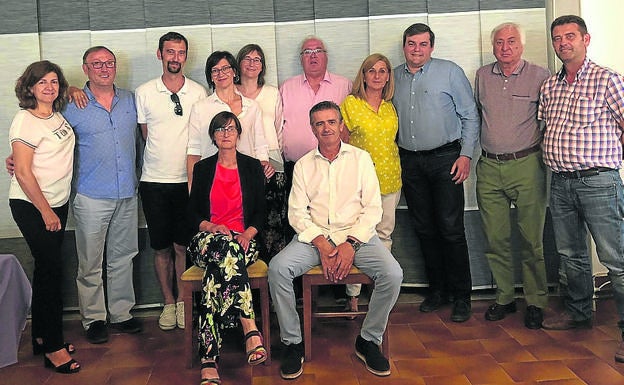 Valentín Cisneros, sentado con la nueva alcaldesa de Cogeces. 