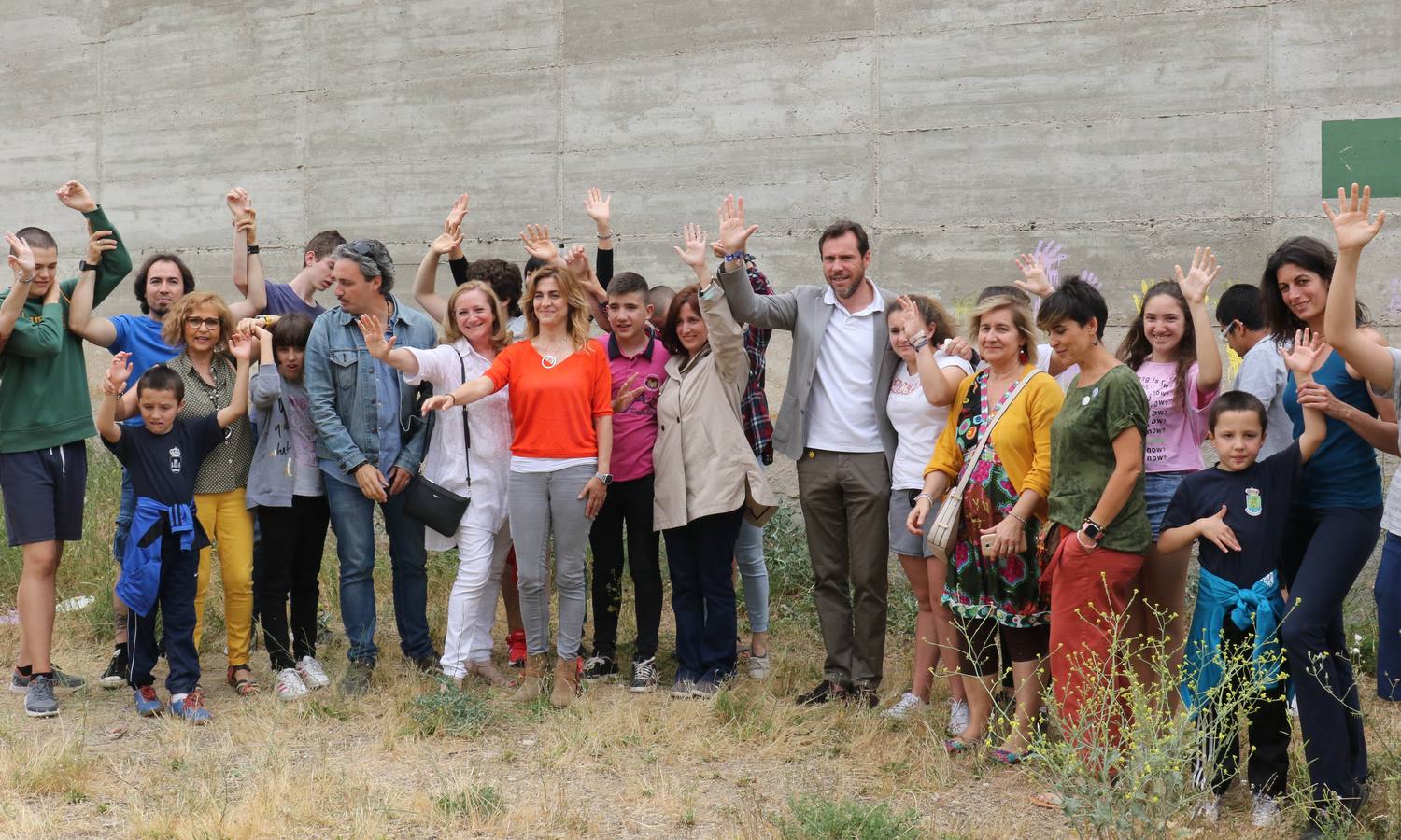 El alcalde Óscar Puente, acompañado por la concejal de Medio Ambiente y Desarrollo Sostenible, María Sánchez, ha visitado el Instituto Galileo de Pajarillos, donde la red Pajarillos Educa lleva a cabo un proyecto artístico para decorar el muro que antiguamente separaba este centro del poblado de La Esperanza, un foco de marginalidad y drogadicción hasta su desmantelamiento en 2003